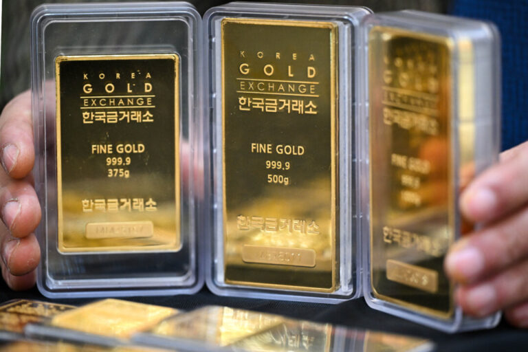 gold-surges-above-$5,300-to-record-high-as-dollar-slides