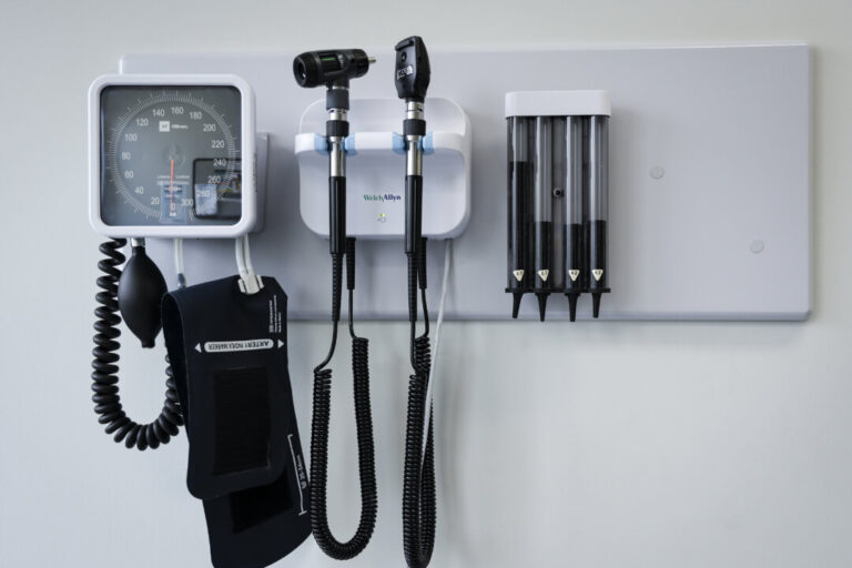 quebec-private-doctors-challenge-law-forcing-five-years-of-public-system-work