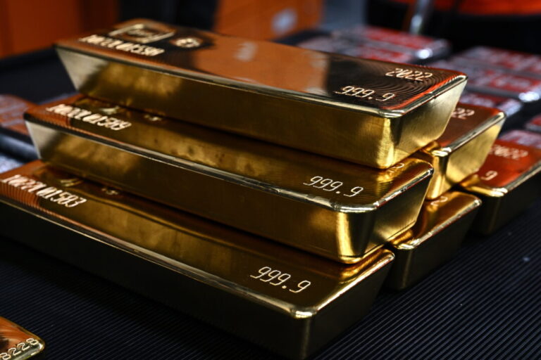 gold-surges-to-new-high-as-us-dollar-fades