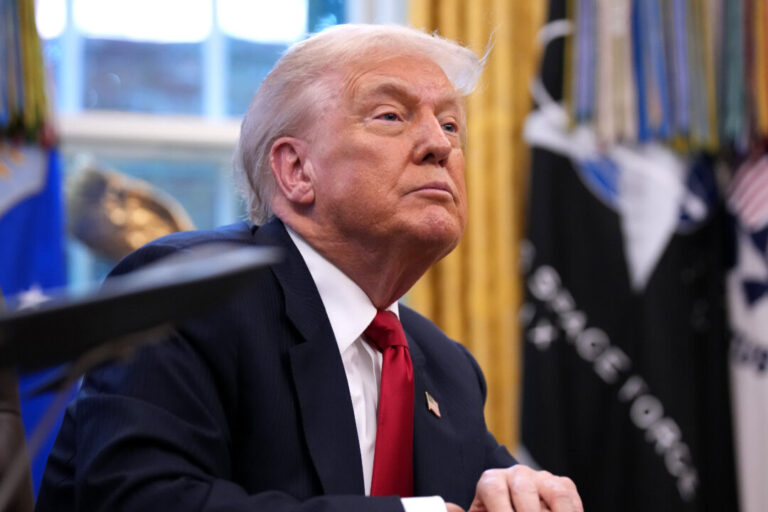 trump-signs-order-launching-‘genesis-mission’-to-boost-ai-driven-innovation