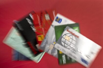 more-canadians-missing-non-mortgage-debt-payments:-equifax