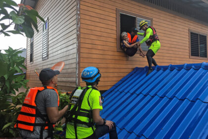 thailand-airlifts-patients,-rushes-supplies-as-floods-in-south-kill-33