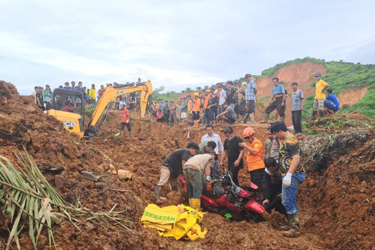 death-toll-from-floods-and-landslides-on-indonesia’s-sumatra-island-rises-to-248,-authorities-say