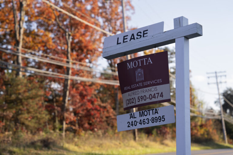 retail-workers-currently-earning-51.6-percent-less-than-needed-to-afford-rent:-report