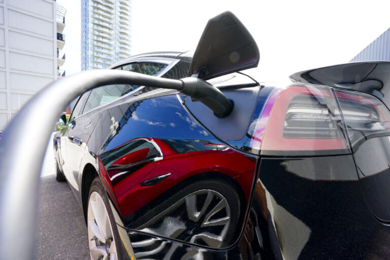 how-ottawa’s-new-program-replacing-the-ev-mandate-pushes-canadians-toward-electric-vehicles