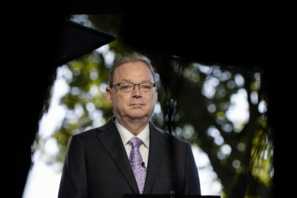 white-house-confident-in-economic-growth-as-black-friday-spending-rises