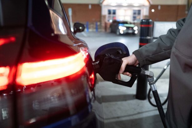 us-drivers-see-relief-as-gas-prices-dip-below-$3