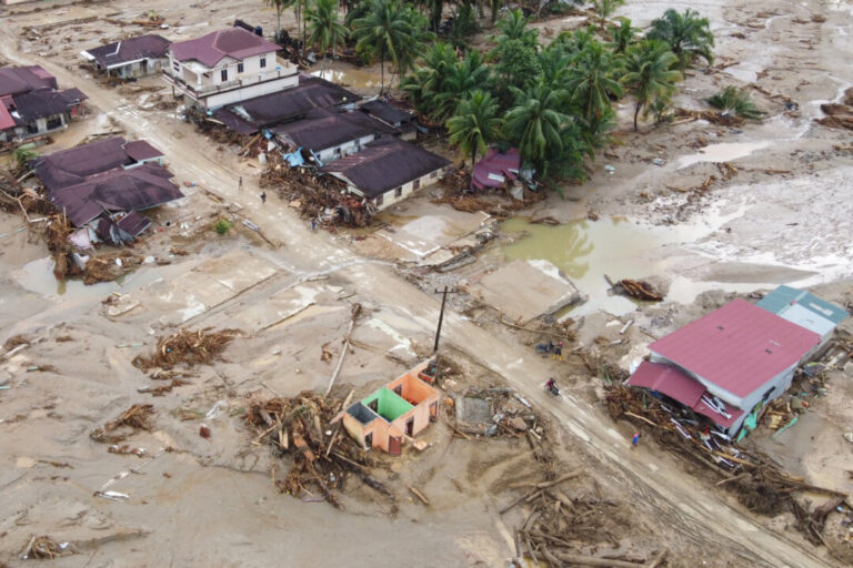 more-than-1,300-dead-from-floods-in-indonesia,-sri-lanka-and-thailand-as-rescue-efforts-intensify