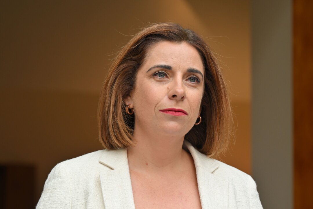 minister-stands-firm-on-under-16-social-media-ban-as-high-court-challenge-looms