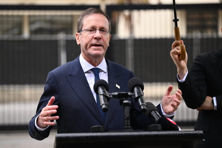 herzog-warns-anti-semitism-a-‘global-threat’-during-visit-to-site-of-bondi-terror-attack