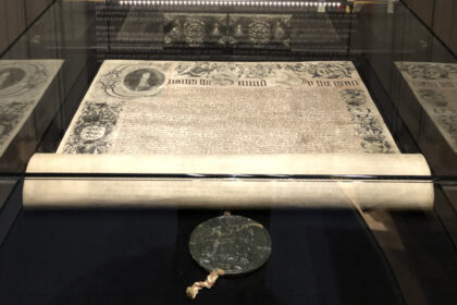 thomson,-weston-families-win-hudson’s-bay-charter-auction:-retailer