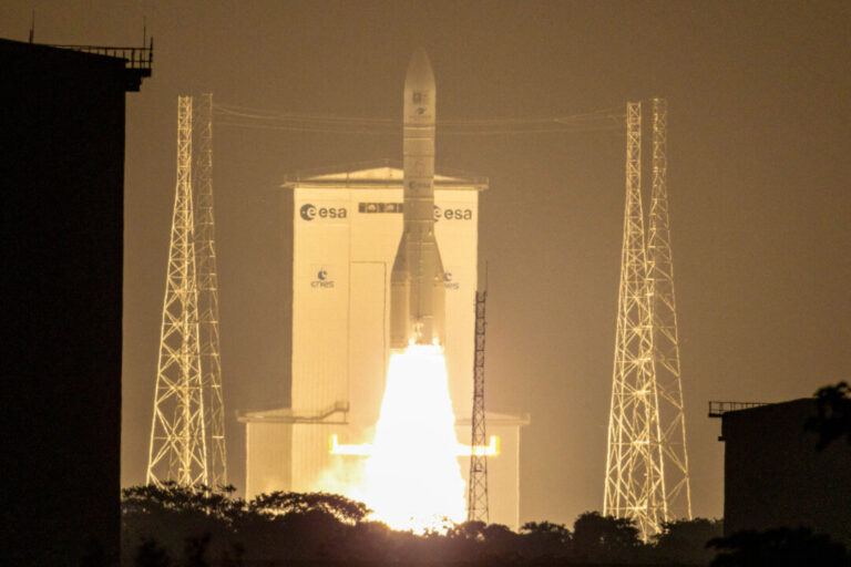 european-space-agency-talks-future-missions,-chance-of-building-manned-spacecraft