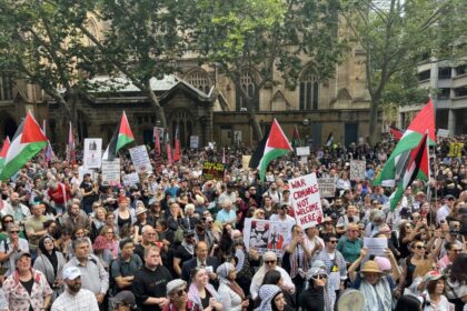 ‘incredibly-combustible’:-premier-backs-police-after-clashes-during-israeli-leader’s-visit